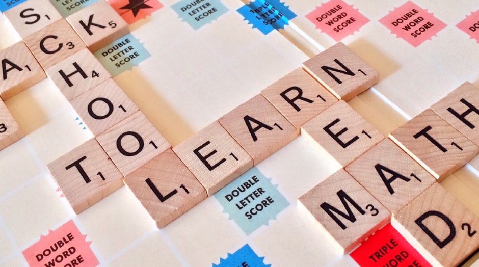 Scrabble pločice koje formiraju riječi vezane za obrazovanje