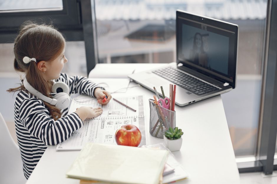 Djevojka uči online na laptopu s edukativnim materijalima