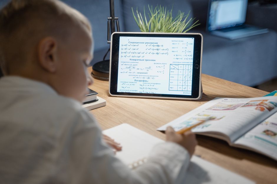 Dječak rješava matematičke zadatke na tabletu