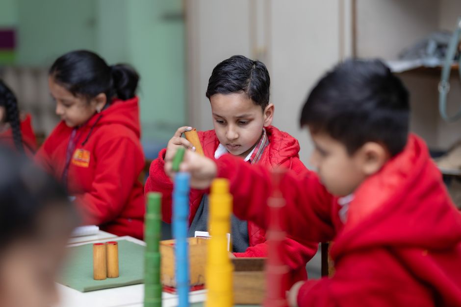Djeca na Montessori edukativnim aktivnostima