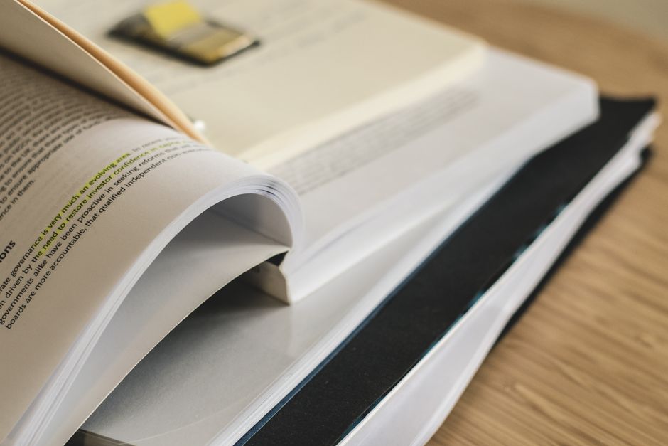 Hrpa otvorenih knjiga na stolu